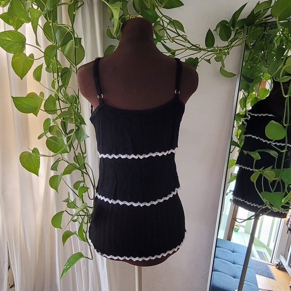 EUC Cache stretch knit Ruffled chevron black top size S - Picture 3 of 5